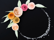 למה בחגיגות נוהגים לשים זרי פרחים על הראש?