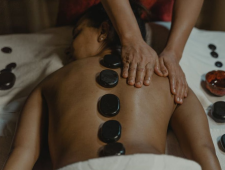 למה הגוף שלנו צריך מגע דווקא בתקופות לחוצות