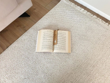 מעבר ליופי: המדריך המלא לבחירת שטיח שבאמת מתאים לבית שלכם (ולא רק לאינסטגרם)